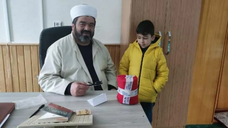 7 yaşındaki Faruk, Türk bayrağına sardığı kumbarasını depremzedelere gönderdi