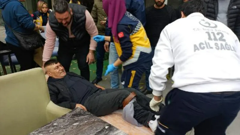 İş yeri önünde silahlı saldırıya uğradı; yoldan geçen yerel şarkıcı da vuruldu