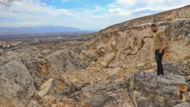 Geyiktepesi'nde depremde dev yarık ve çatlaklar oluştu