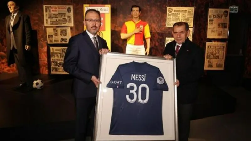 Kasapoğlu, Messi'nin imzalı formasını depremzedeler için Galatasaray Kulübü'ne bağışladı