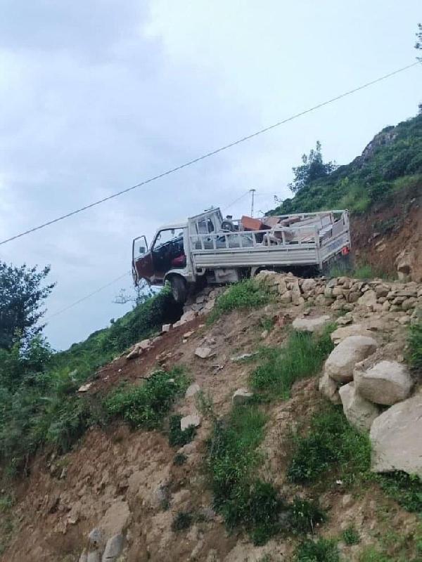 Taşlara çarparak uçurumda asılı kalan kamyonetin sürücüsü öldü