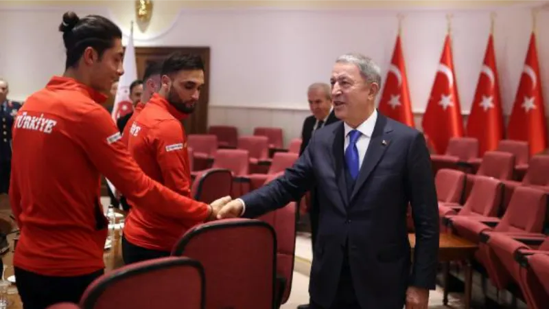 Bakan Akar, 'Ampute Futbol Milli Takımı'nı kabul etti