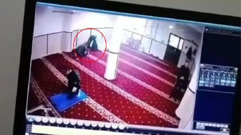 Aynı camide bir gün arayla namaz kılanların telefonlarının çalınması kamerada