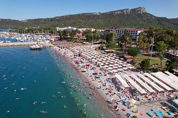 Kemer, bayramda nüfusunun 4 katını ağırladı