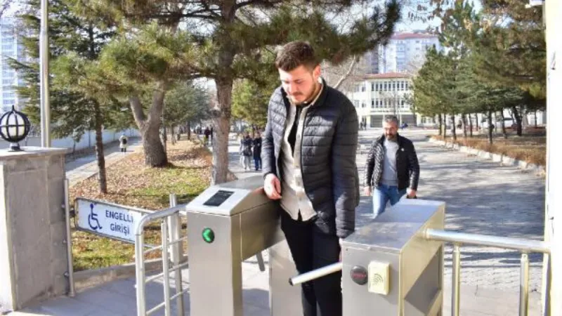 Oğluyla üniversitenin aynı bölümünde eğitim görüyor