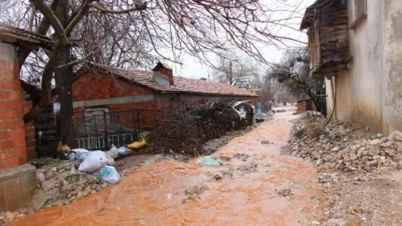 Burdur'da şiddetli yağış; evler ve tarım arazileri su altında kaldı