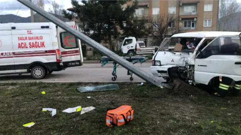 Minibüs, aydınlatma direğine çarptı; sürücü ağır yaralandı