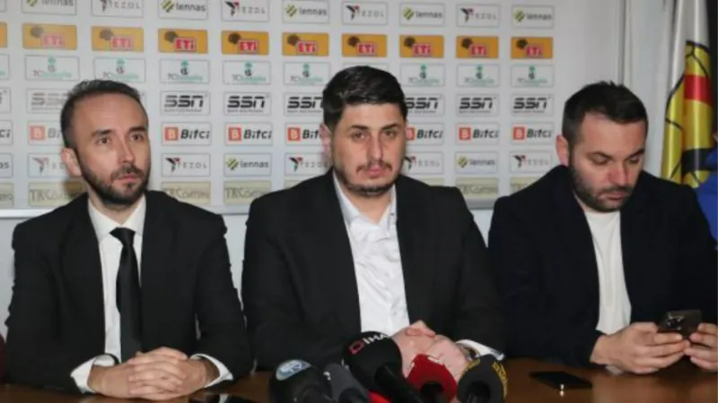 Eskişehirspor’da transfer yasağının kaldırılmasına meşaleli kutlama