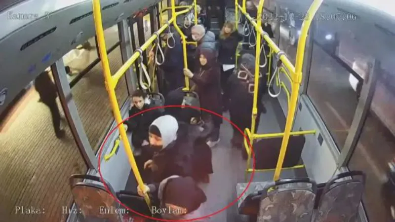 Halk otobüsündeki cep telefonu hırsızlığı kameraya yansıdı