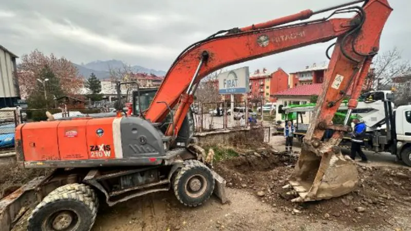 Belediyeden elektrik şirketi önünde kazı çalışması