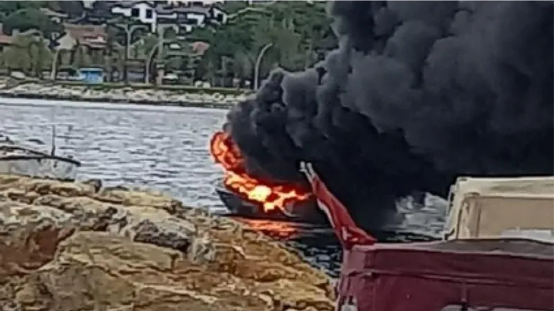 Darıca'da fiber tekne yandı