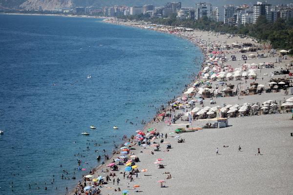 Antalya’da sahiller, yabancı turistlere kaldı