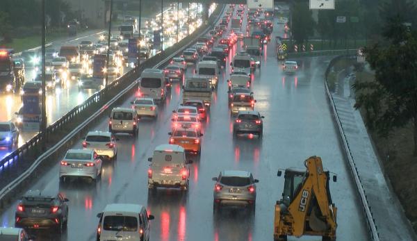 Maltepe D-100'de yağmur trafiği