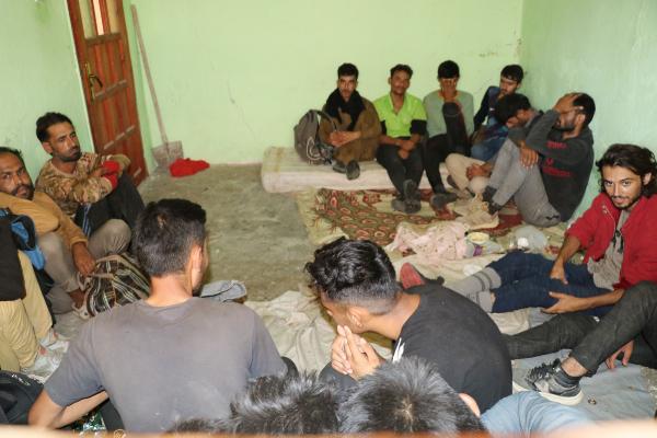 Van'da metruk evde 33 kaçak göçmen yakalandı