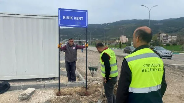 Osmaniye’de mahallelere ayrılan konteyner kentte tabelalar asıldı