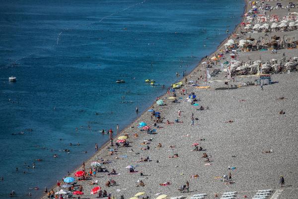 Okullar açıldı, sahiller yabancı turistlere kaldı