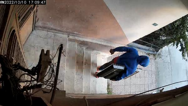 Evden televizyon hırsızlığı, apartman kamerasında 