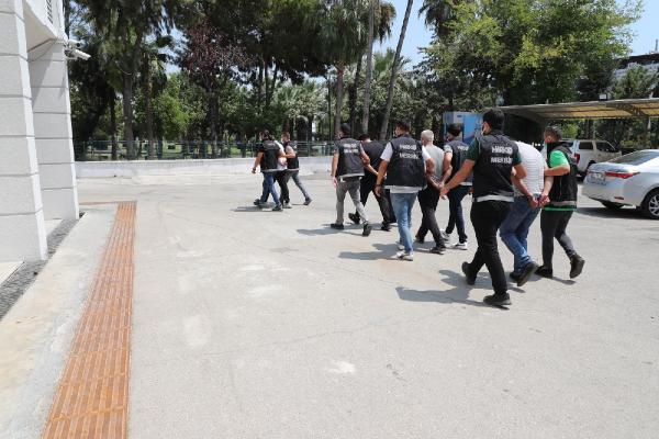 Mersin'de ele geçirilen 2 milyon uyuşturucu hapın şüphelileri adliyede