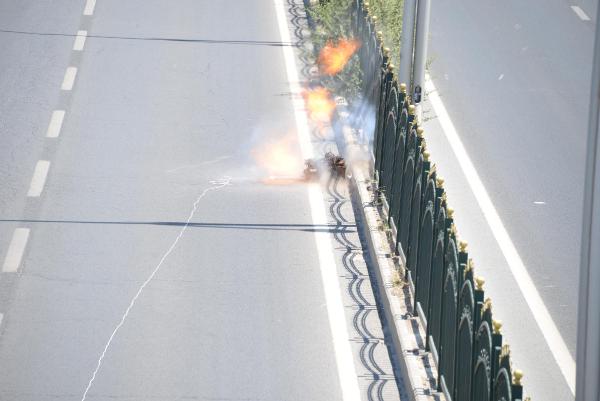 Polis 'dur' ihtarında bulununca kaçan şüphelinin attığı valizden kıyafet çıktı