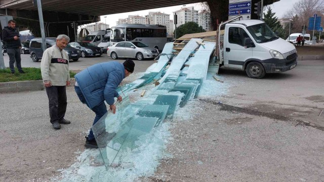 115 bin liralık duşakabin camı araçtan yola savrulup kırılınca üzüntüsünden ağladı