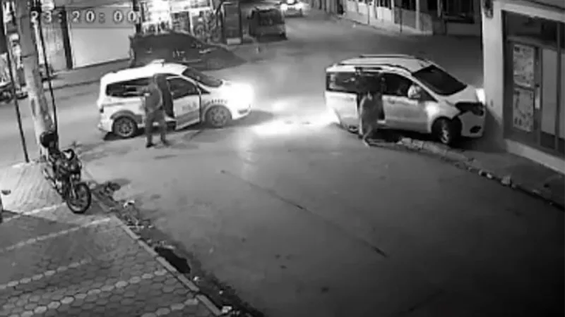 Polisin ‘dur’ ihtarına uymayıp kaçtılar, araçla marketin duvarına çarpınca yakalandılar