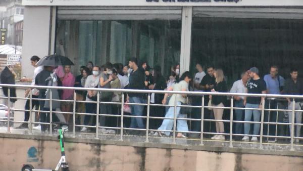 Üsküdar'da yağmura hazırlıksız yakalananlar zor anlar yaşadı