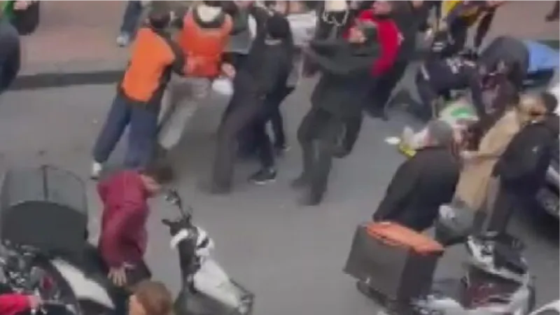 Fatih'te motosiklet kadına çarptı, olayı izleyenler arasında kavga çıktı 