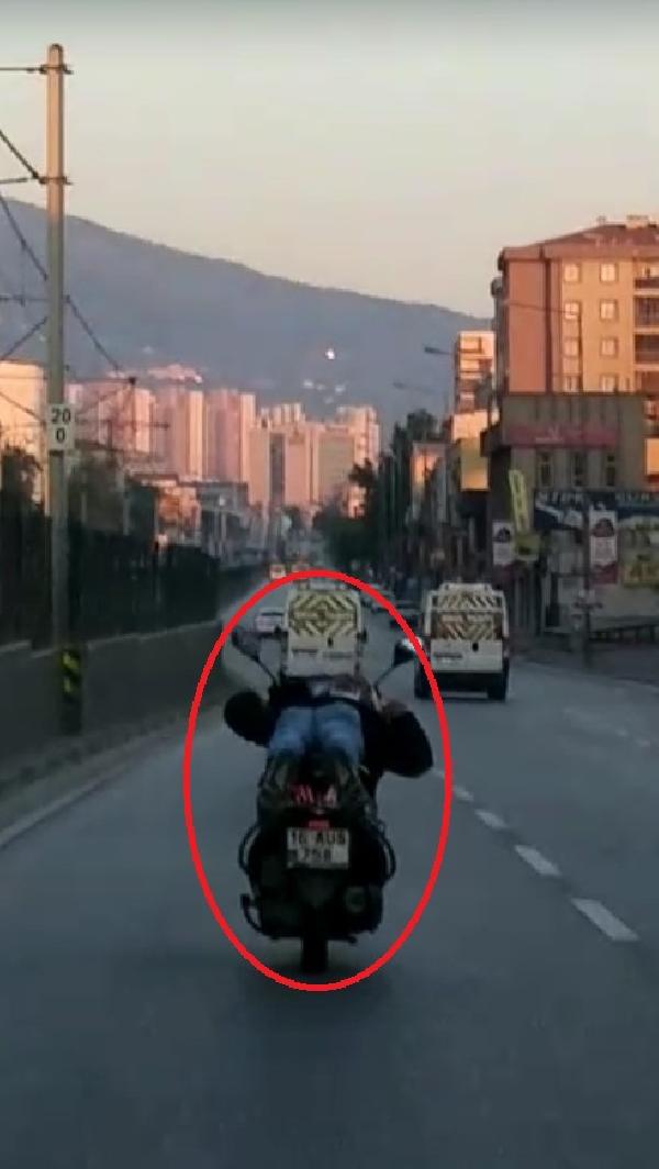 Motosikleti yüzüstü yatıp kullandı; o anlar kamerada