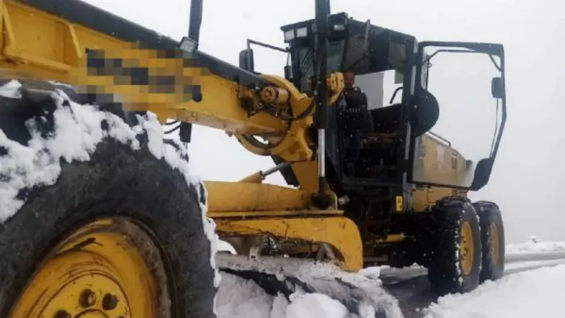 Sivas'ta 95 yerleşim yerinin yolu kardan kapandı