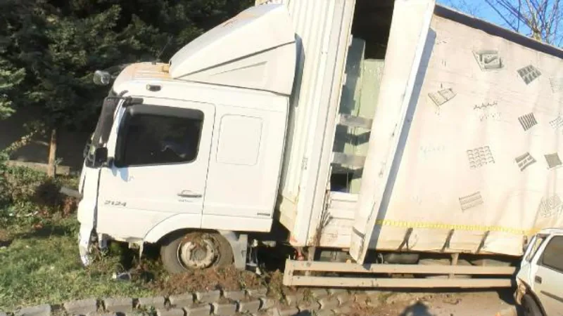 Esenler'de kamyon 3 araca çarptı: 3 yaralı 