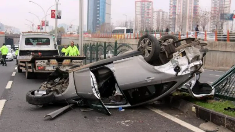 Diyarbakır'da kamyona çarpan otomobil, takla attı: 2 yaralı