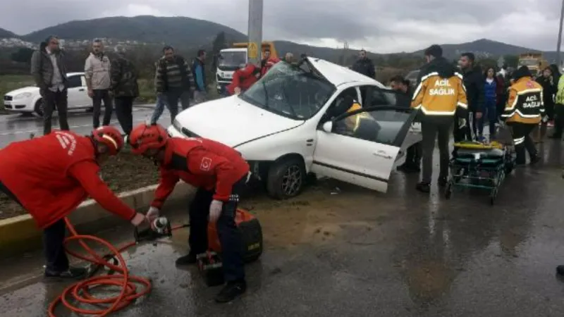 Otomobil refüjdeki direğe çarptı: 5 öğretmen yaralı