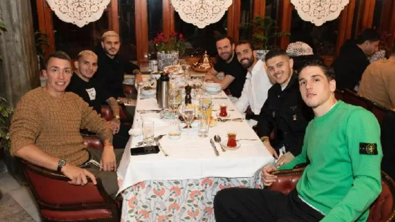 Galatasaray'da yönetim, teknik heyet ve futbolcular iftarda buluştu