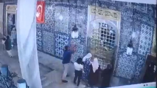 Eyüp Sultan Türbesi'ndeki saldırı kamerada