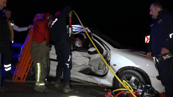 Kaza yapan sürücüye yardıma gidenlerin 3 aracına otomobil çarptı