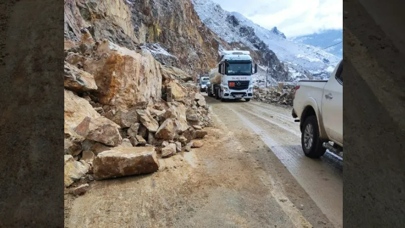 Gümüşhane'de yola kaya parçaları düştü; ulaşım tek şeritten sağlanıyor