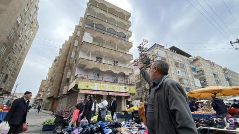Diyarbakır’da ağır hasarlı bina önünde semt pazarı