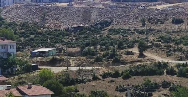 Hafriyat kamyonu 30 metreden yuvarlandı; sürücü yaralandı