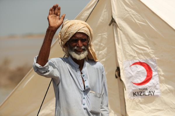Pakistan'daki sel mağdurları Kızılay'ın çadırlarına yerleşmeye başladı