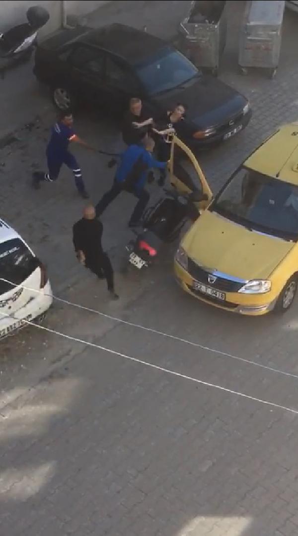 Boşanma aşamasındaki eşinin iş yerinde darbedildi; o anlar kamerada