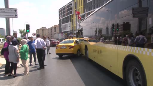 Pendik’te taksi, İETT otobüsüne çarptı, yolcular panikle dışarı çıktı
