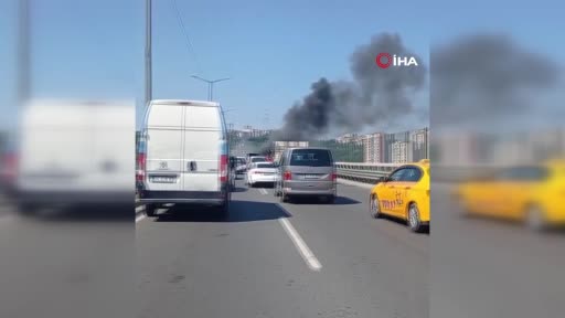 Kağıthane Sadabad Viyadüğü’nde bir otomobil alev alev yandı