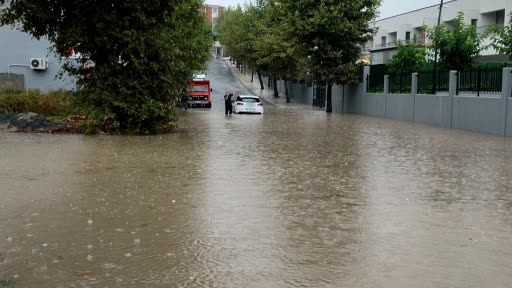 Arnavutköy’de sağanak yağış nedeniyle sokak göle döndü