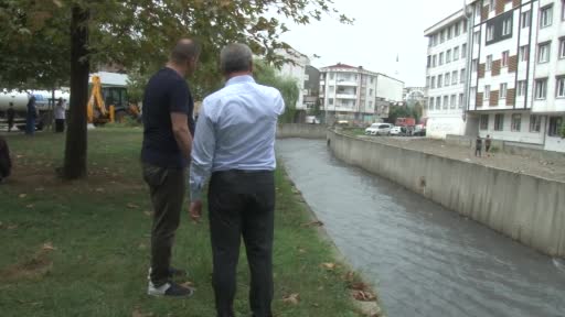 AK Parti Esenyurt ilçe başkanı sel bölgesine gelerek incelemelerde bulundu