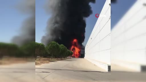 İzmir’deki fabrika yangını kısmen kontrol atına alındı