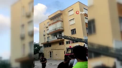Sinir krizi geçiren kadın evinin balkonunu yaktı, camları kırıp eline ne geçtiyse sokağa fırlattı