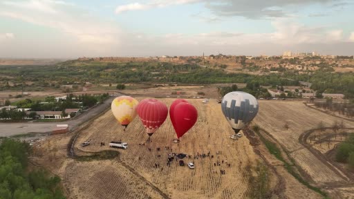 Balonlar halatlara bağlı askıda kaldı, gelenler sadece fotoğraf çekmekle yetindi