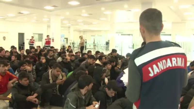 Afganistanlı düzensiz göçmenler İstanbul Havalimanı’ndan ülkesine gönderildi