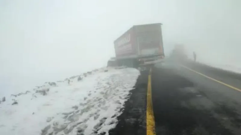 Sis ve buzlanma trafik kazasına neden oldu: Tır ile otomobil kafa kafaya çarpıştı