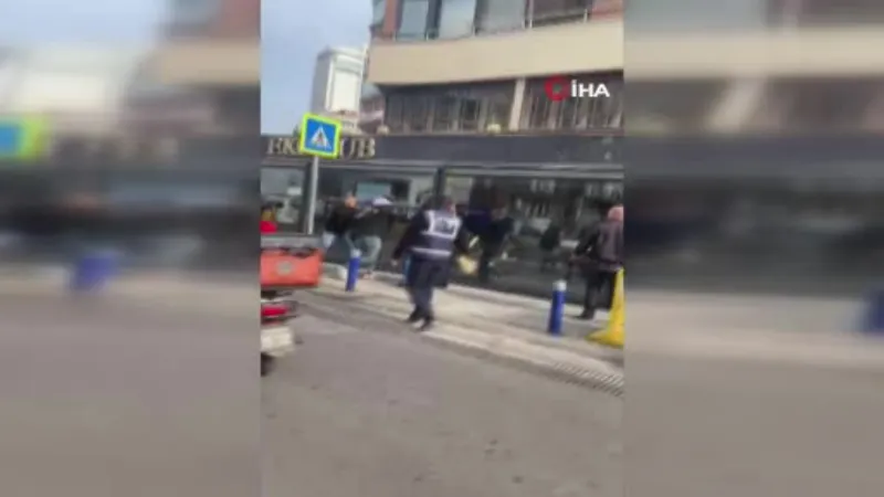 İzmir’de yol verme kavgasında ortalık karıştı: 1 kişi vuruldu